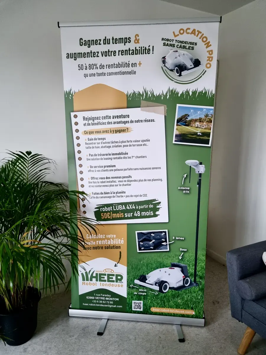 Roll-up HEER en situation sur un salon