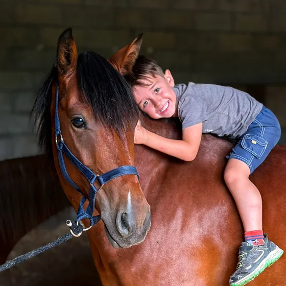 Post Instagram Écurie Morgane Saby — un jeune cavalier avec son poney
